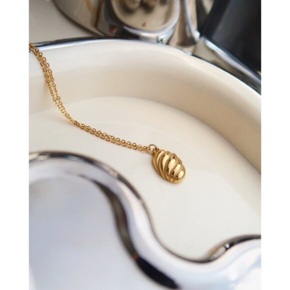 NEW 18K Gold Plated Braided Croissant Necklace - Picture 4 of 14